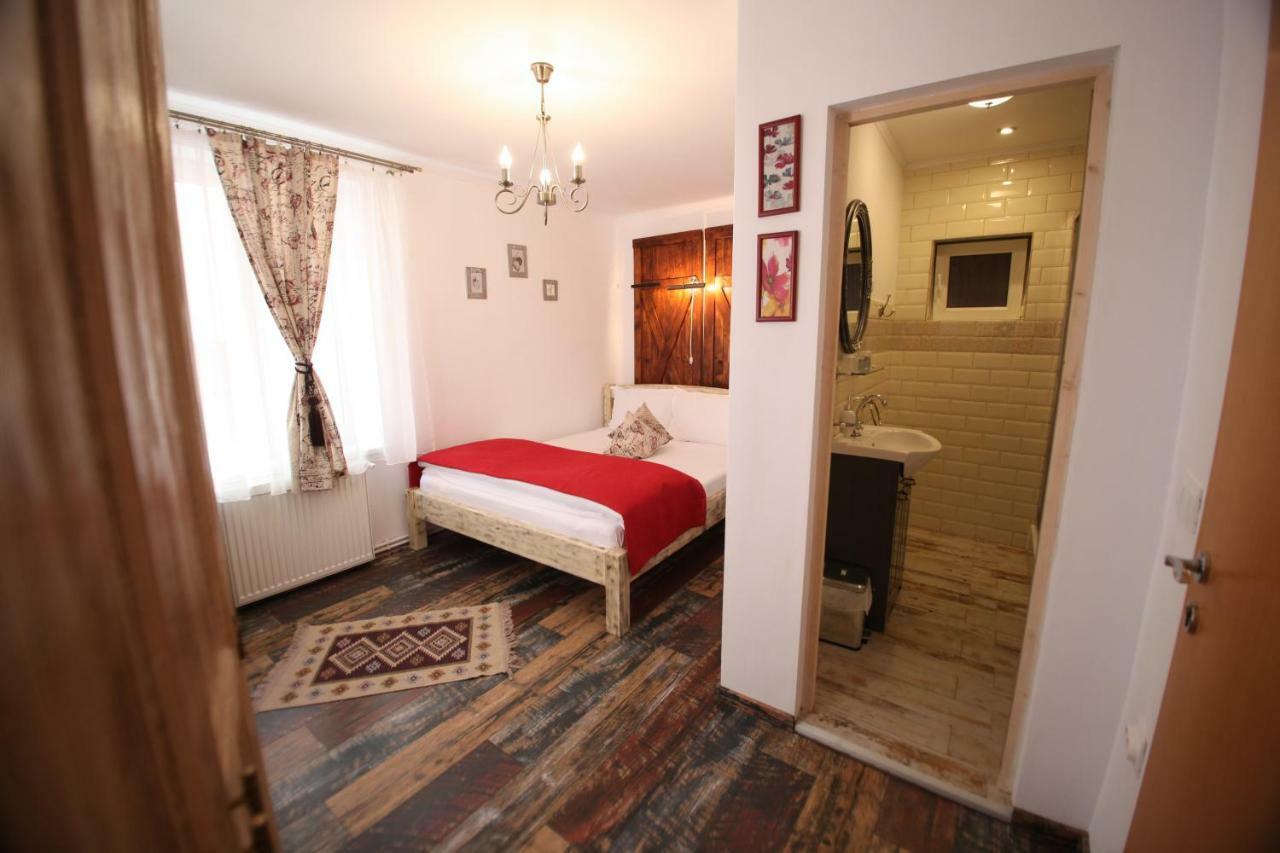 Casa Cu Usi - House Of Doors Hotell Sighişoara Exteriör bild